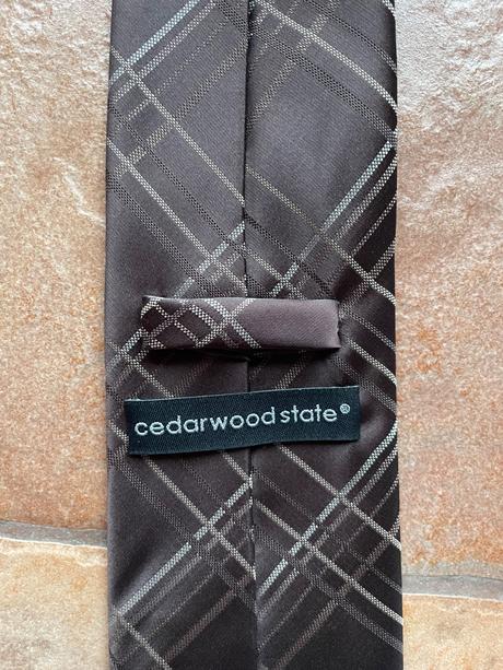 Hneda kockovana kravata, 