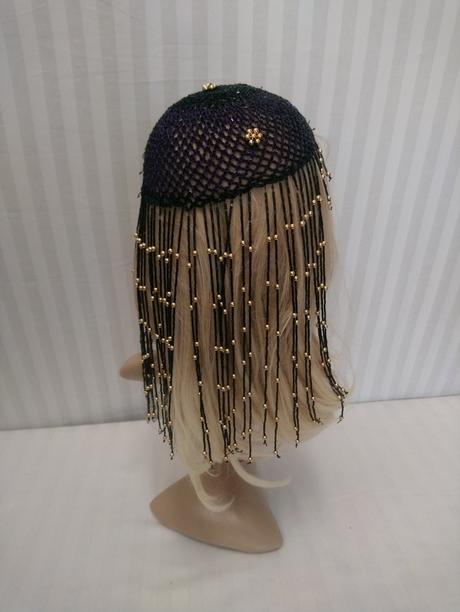 Fialová a čierna korálková čiapka, zlaté korálky,