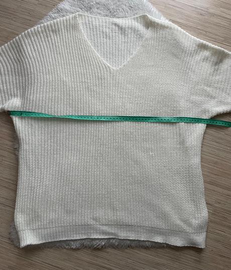 Biely pleteny sveter s v vystrihom,
