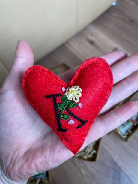 Ručne vyšívana ozdoba na kočík / ruksak, 