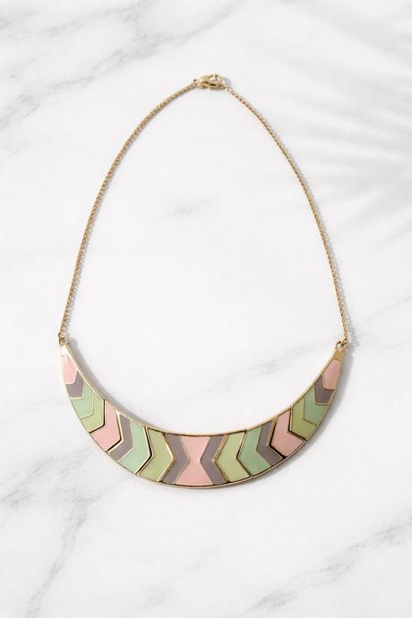 Elegantný pastelový náhrdelník so zlatým detailom, avon