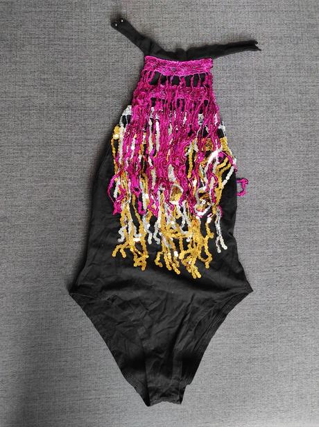 Body s flitrami a holým chrbátom, s