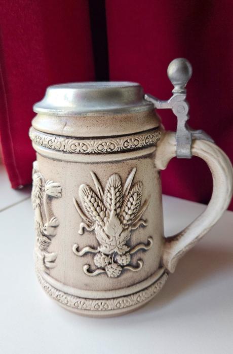 Keramický krígeľ na pivo s kovovým vrchnákom,