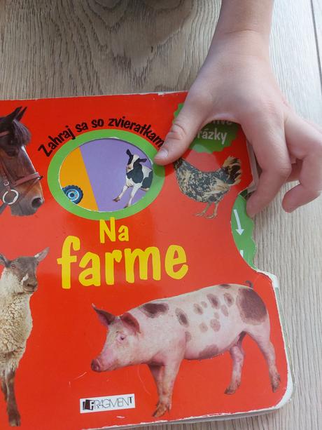 Kniha na farme s otocnymi okienkami,