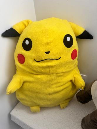 Pokrmom veľký pikachu,