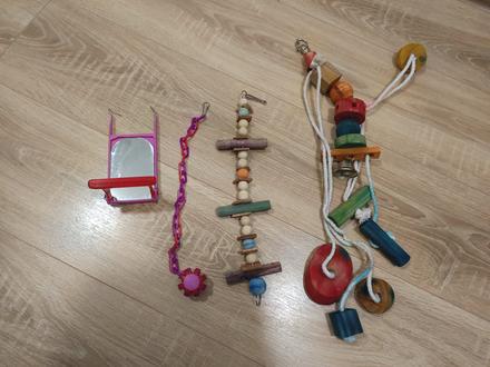 Hračky pre papagáje,