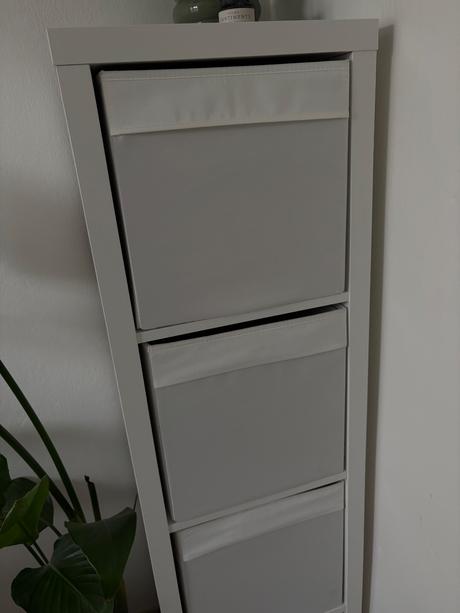Polica kallax s boxami ikea,