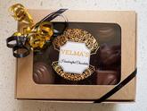 “ My mama always said life was like a box of chocolate.” Dnes mi do roboty doniesol jeden starsi pan zakaznik darcek - svoju hand made cokoladovu bonbonieru. Co bolo velmi mile od neho. Ja cokoladu ani sladke v dospelosti nemusim moja zavislost je pikantne slane alebo syrove. No samozrejme hand made som musela okostovat. A bolo to fantasticke . Cerstve bez umelych prichuti uplne čaro v ustach ako vo filme Cokolada s Johnny Depp . Citila som sa ako Charlie ked stretol Willy Wonka . ( zas Johnny D...