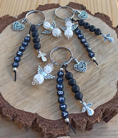 Kľúčenky s menami anjelikom z minerálov a korálok, 