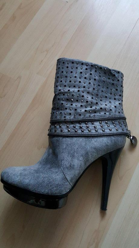 Sivé čižmičky, 37