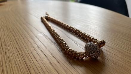 Náhrdelník so štrasovou aplikáciou, 