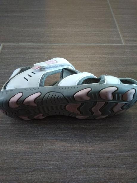 Dievcenske topanky, 33