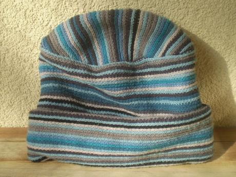 Pásavá dámska čiapka v modrých odtieňoch, 54