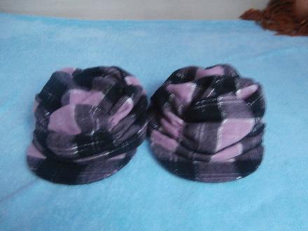 2x čiapky so šiltom, 128