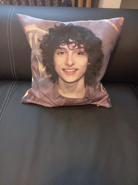 Vankúš s obliečkou finn wolfhard,