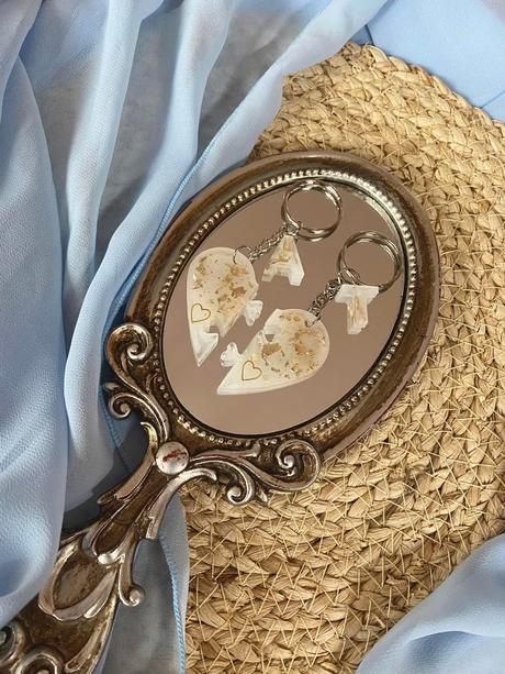 Ručne vyrobené živicové kľúčenky, 