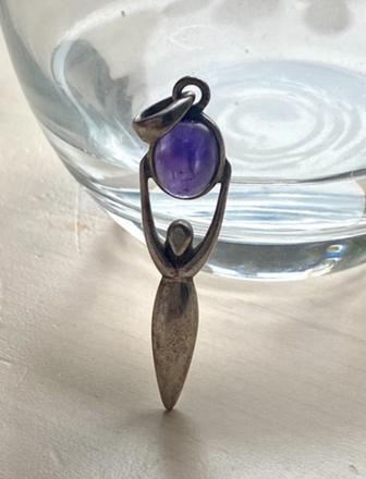 Strieborný prívesok s ametystom,