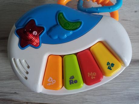 Malé hracie klávesy na batérie,