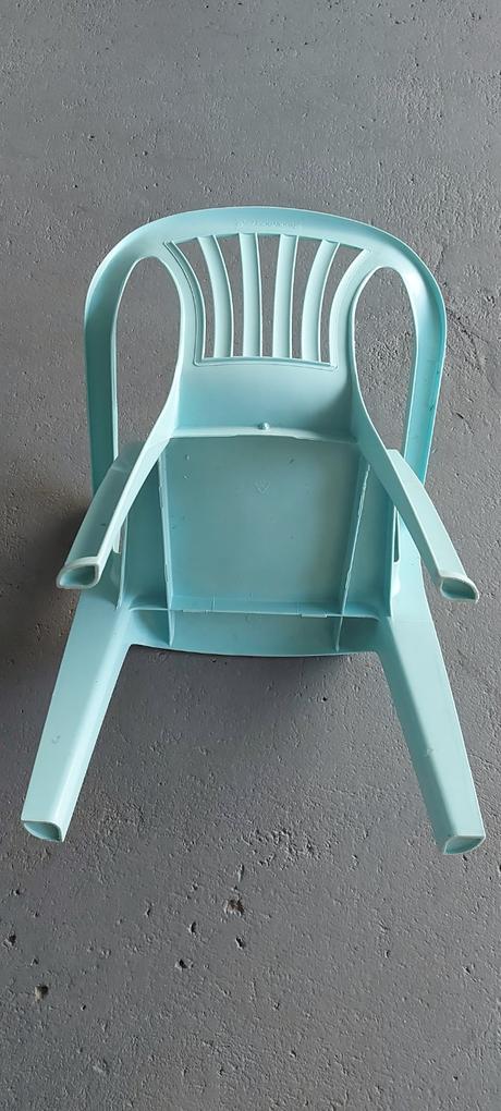 Malá plastová stolička pre deti,