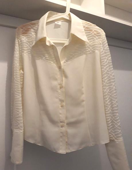 Kremova bluzka s krajkou na ramenach a rukavoch, l