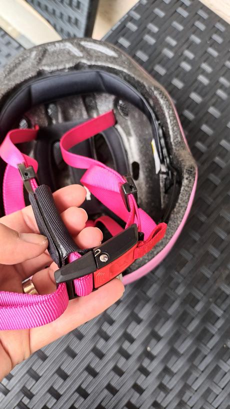 Kvalitná blikajúca značková prilba m 53-58 cm, m