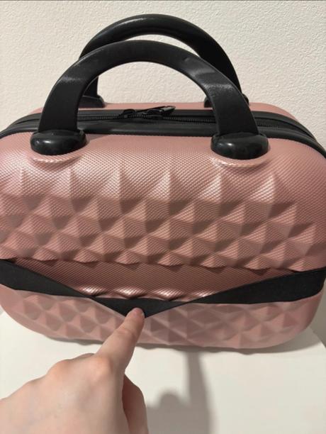 Kufor na kozmetiku, sinsay