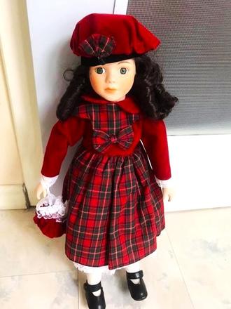 Porcelánová bábika z kolekcie promenade, 