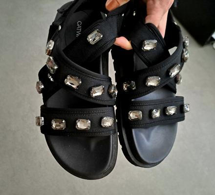 Sandalky s diamantmi, 39