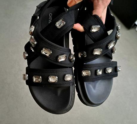 Sandalky s diamantmi, 39