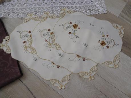 Obrusy krémovo hnedasté, 