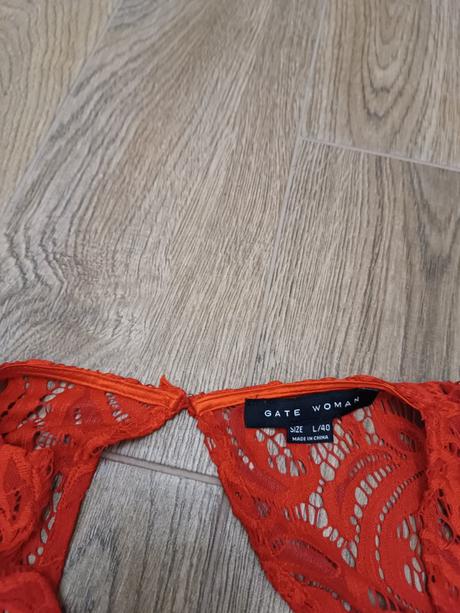 Červené čipkované šaty, gate,m