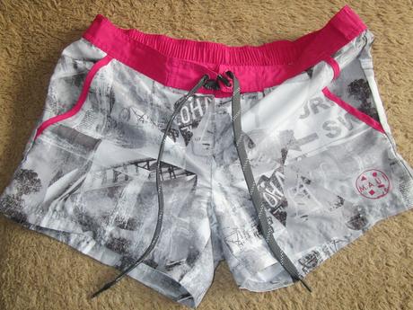 2544. šortky, s