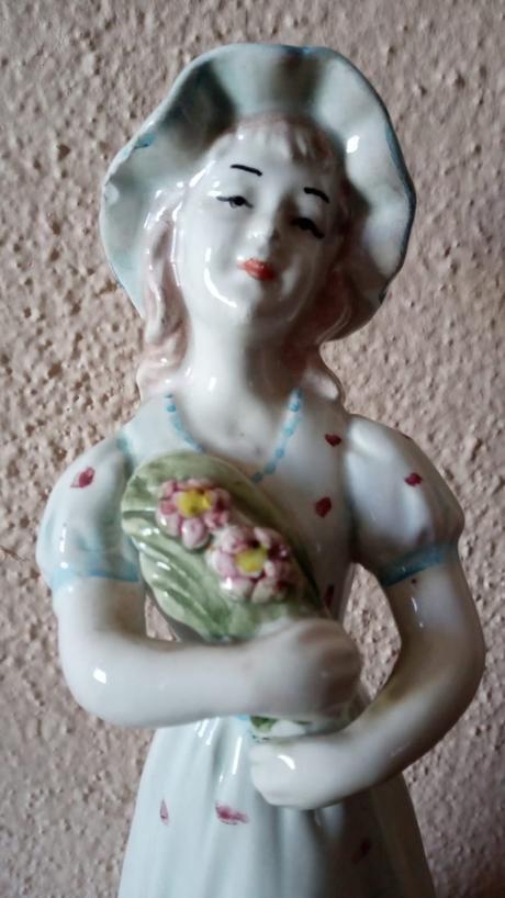 Porcelánová soška dáma so psíkom,