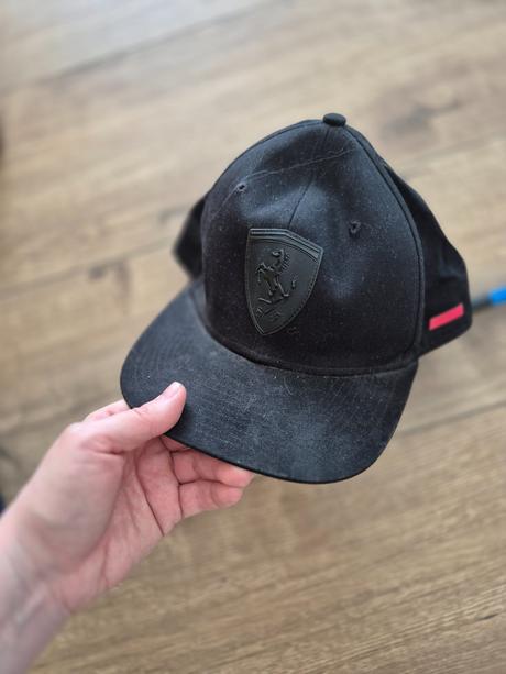 Šiltovka ferrari, l