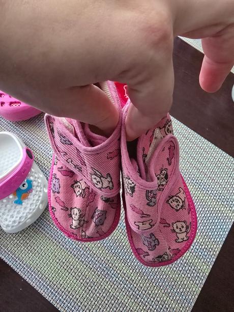 4 topanočky (2x kroksy 2 x papučky ), 18