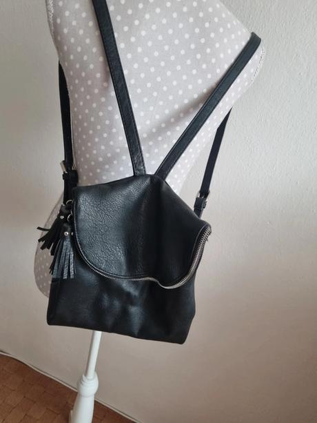 Čierny koženkový batoh/kabelka,