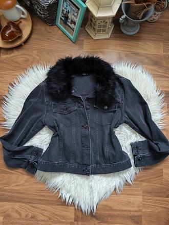 Dámska štýlová čierna riflova bunda s kožušinou, m