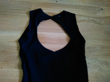 Čierne šaty s odhaleným chrbtom, m