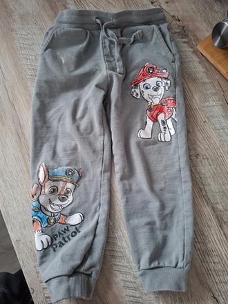 Šedé tepláky s labkovou patrolou, 104