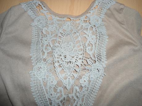 Bledohnede tricko s cipkou, s