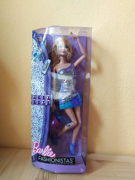 Barbie nová fashionistas 2011 modrá, 