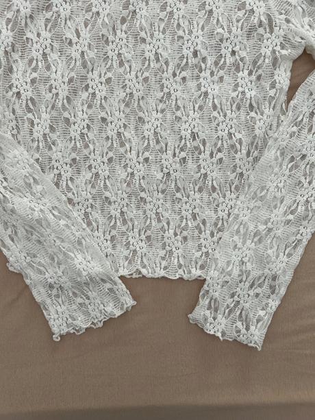 Biely cipkovany top, bershka,s