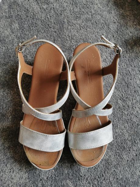 Sandale, clara barson,36