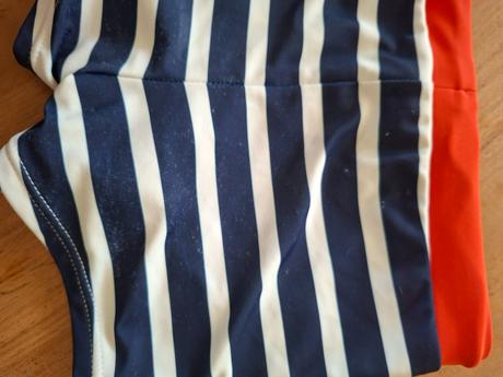 Plavky so žralokom, 110