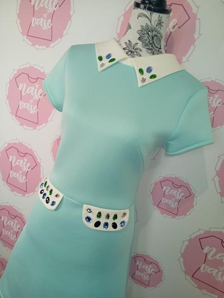 Mentolové šaty s kamienkami, s