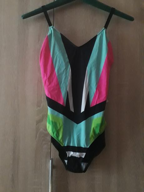 Damske jednodielne plavky, 42