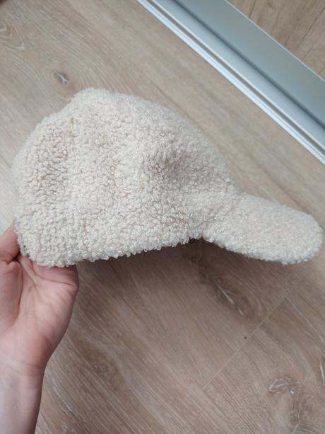 Béžová kožušinová huňatá šiltovka, amisu