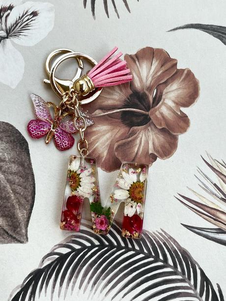 Ručne vyrobené živicové kľúčenky, 