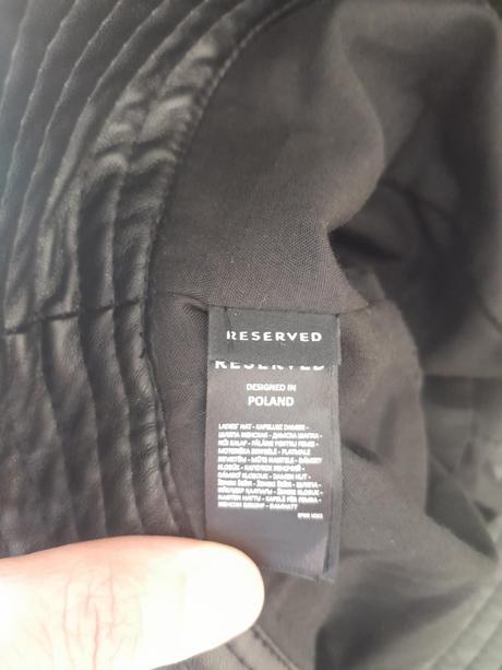 Koženkový klobúk, reserved