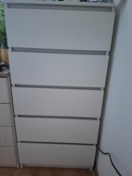 Biela komoda, 